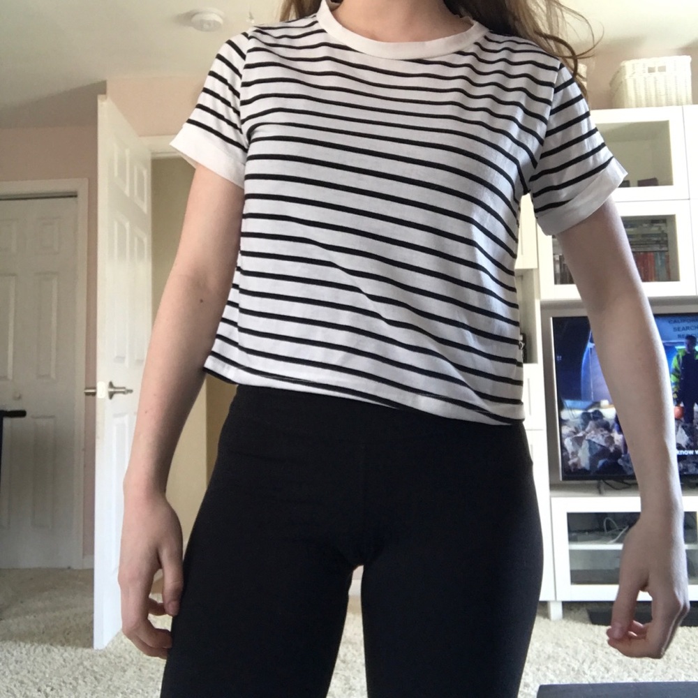 Black and white stripe crop tee🦓